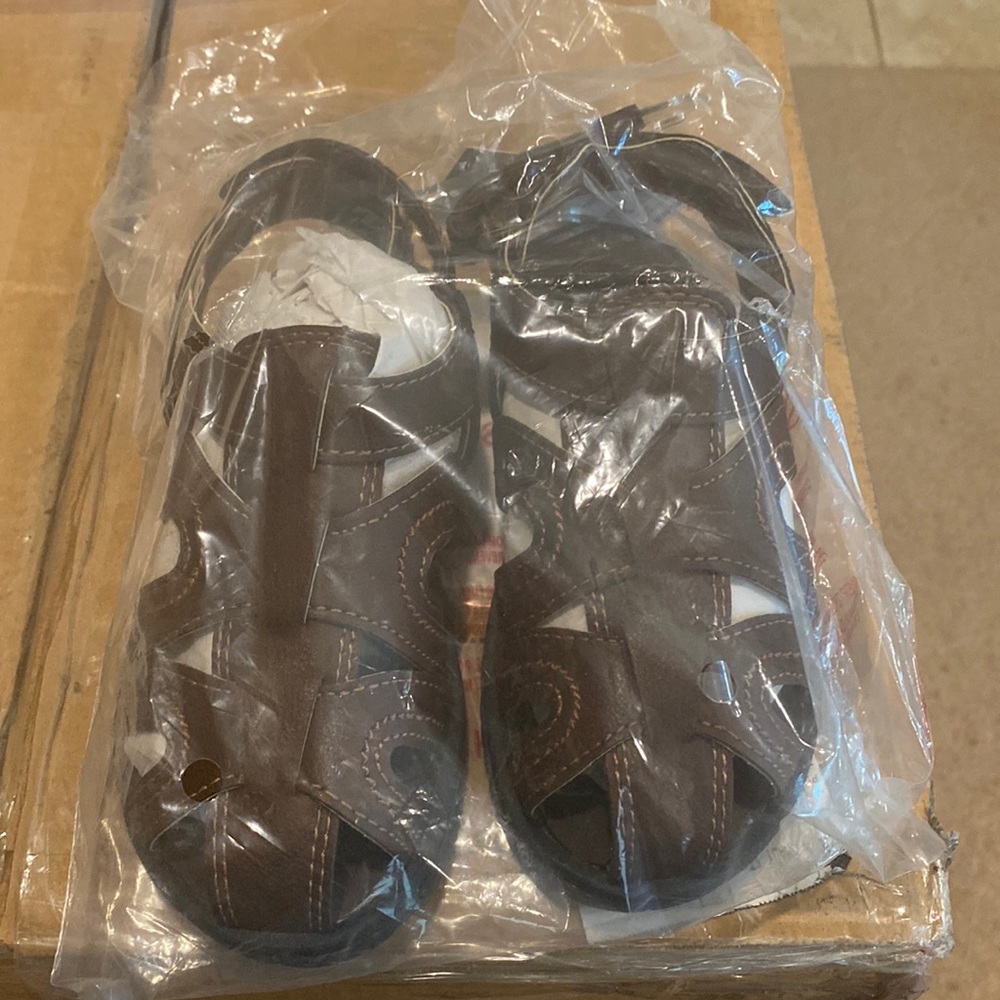 I am selling this Carter’s fisherman sandals size 11 (toddler boys).